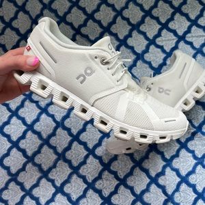 On cloud running shoes size 8 womens